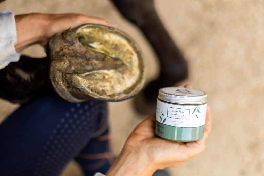 Composition :

 	Huile végétale de Tournesol AB
 	Argile verte AB
 	Laurier Noble *
 	Lavande Fine *
 	Calendula *
 	Cire d’abeille AB
 	Huile essentielle de Tea Tree AB

Afin de respecter la sensibilité de chaque équidé il n’est utilisé que 1 % d’huile essentielle.

AB : Issus de l’Agriculture Biologique

* : Plante issue du Jardin d'Achille & Xanthos
Format: 200 mL
&nbsp;